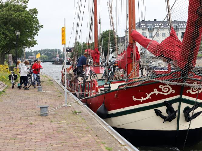 Boottocht met schip van Hellevoetsluis naar Tiengemeten: ‘Ook dat is de geschiedenis van de Hellevoetse haven’