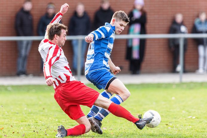 Uitstekende tackle van RKO-aanvoerder Mart Matthijssen in het duel met Ruinen.