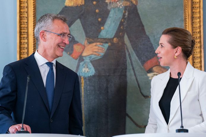 Jens Stoltenberg, de secretaris-generaal van de NAVO, en de Deense premier Mette Frederiksen.