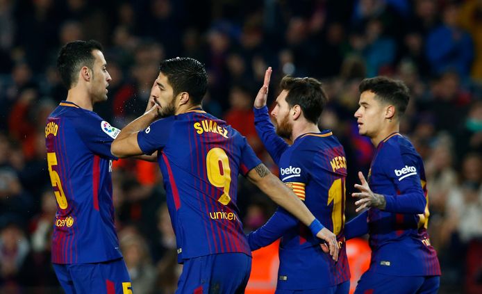 Sergio Busquets (links) bedankt de drie Barça-vedettes: Luis Suárez, Lionel Messi en Philippe Coutinho.