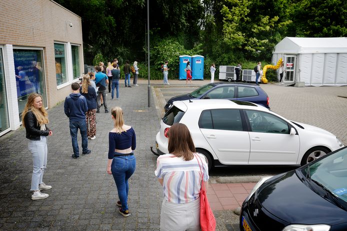 Lange rijen bij Testen voor toegang , op parkeerplaats zwembad Den Hommel in Utrecht.