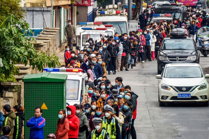 De arts zette zich in voor de inwoners van de provincie Guangxi. Hier zien we mensen aanschuiven om een mondmasker te kopen in Nanning, op een kleine 500 km van Hezhou.