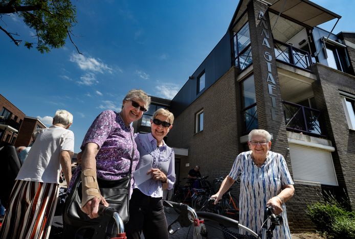 Van links naar rechts: Tiny Kerkhof-Van Laanen, Ricky Wilbers en Lies Swinkels voor het appartementengebouw aan de Anna van Eekerenstraat in Helmond dat vanaf nu de naam Annastaete draagt.
