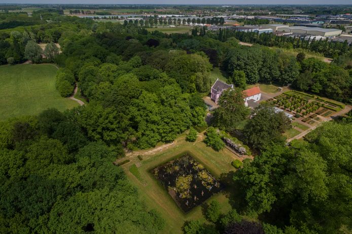 Landgoed Steenenburg, het voormalige Land van Ooit, vanuit de hoogte.
