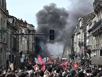 Negende protestdag in Frankrijk: relschoppers steken stadhuis Bordeaux in brand