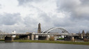 De John Frostbrug in Arnhem is voorlopig afgesloten voor verkeer.