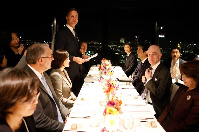 Minister-president Mark Rutte biedt minister-president Shinzo Abe van Japan een diner aan in de Euromast.