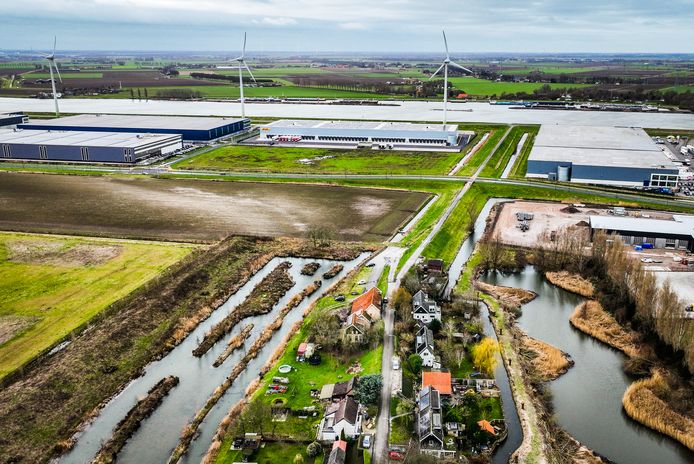 Het asielzoekerscentrum moet op het terrein komen tussen de distributiecentra, niet ver weg van de woningen aan de Wieldrechtse Zeedijk.