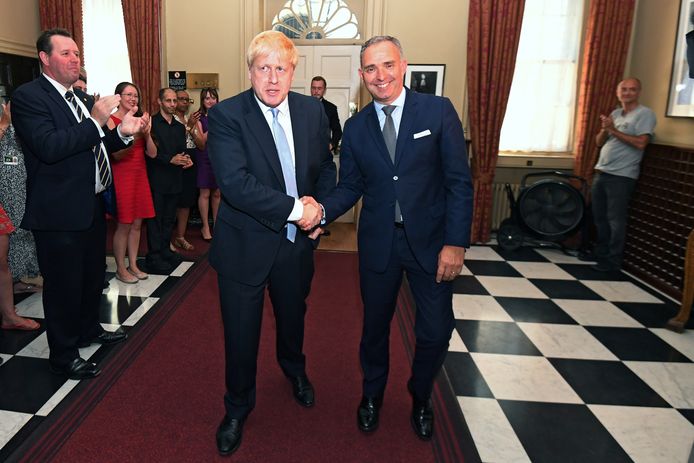 M. Cummings (derrière à droite) regarde Boris Johnson être accueilli en tant que nouveau Premier ministre au 10 Downing Street.