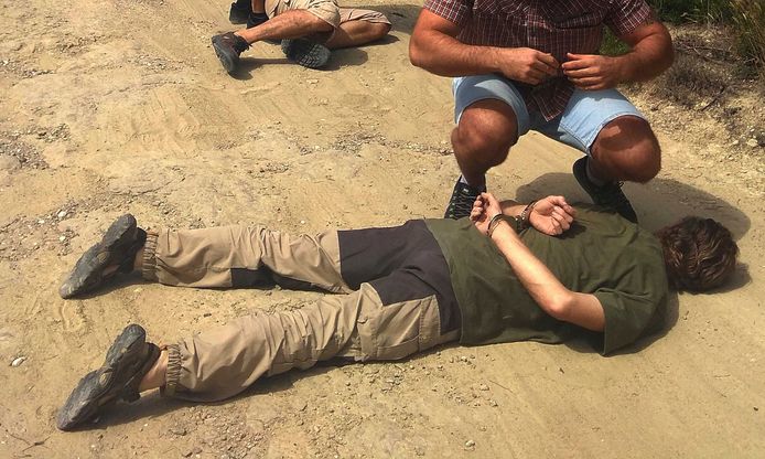 Jos Brech ligt op de grond nadat hij is aangehouden door de Spaanse politie.