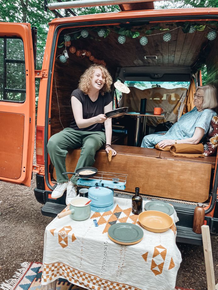 Isabelle en haar oma bakken pannenkoeken