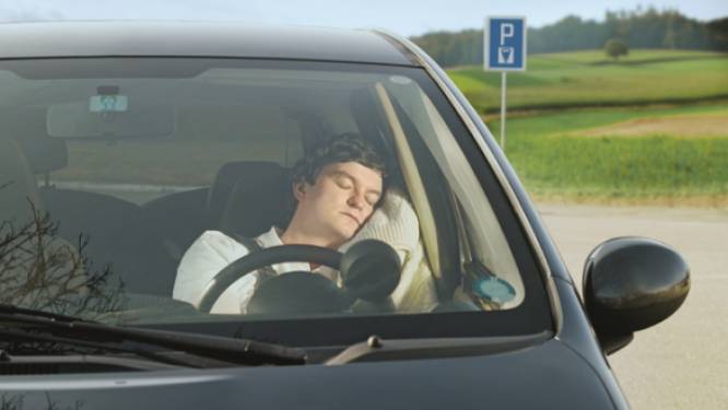 Waarom je niet zomaar onderweg een dutje mag doen in je auto