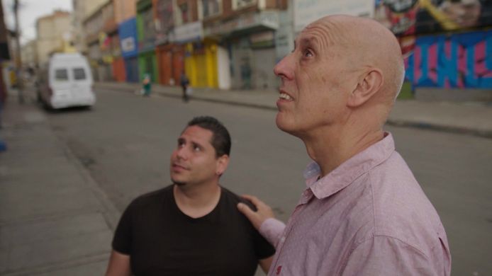 Raul en Frits op de straathoek in Bogotá waar  Raul op tweejarige leeftijd door een politieman werd gevonden, die hem naar een weeshuis bracht.