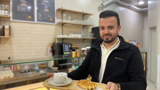 3 jaar lang bakte Burak (32) wafels in Gent-Sint-Pieters, nu opent hij eigen koffiezaak: “Mijn Turkse roots verloochen ik niet” 