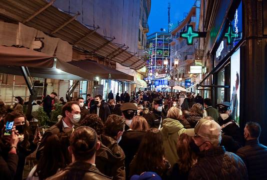 La gente aspetta per entrare al Festival della Canzone Italiana di San Remo.