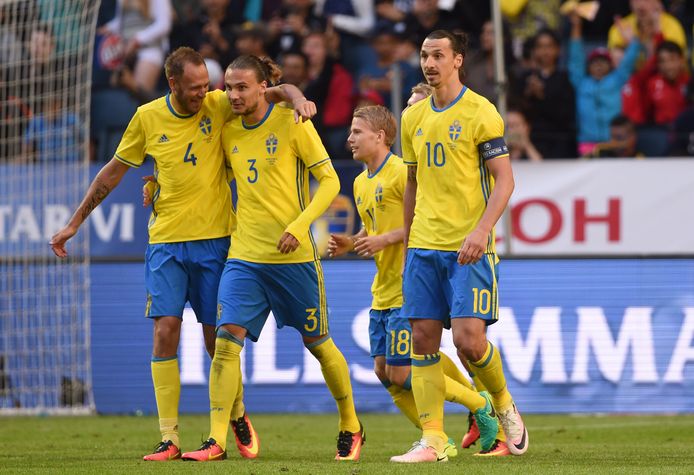 Andreas Granqvist (4), Erik Johansson en Zlatan Ibrahimovic bij de Zweedse nationale ploeg.