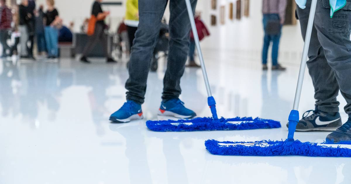 Regulatie Ruim toelage Het zou handiger zijn als mensen schoenen met witte zolen dragen”:  poetsploeg gaat zwarte strepen in KMSKA te lijf | Antwerpen | hln.be