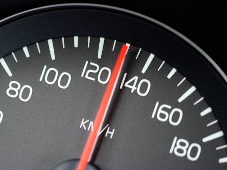 Minister: ‘Verplichte snelheidsbegrenzer auto zal niet fysiek ingrijpen’
