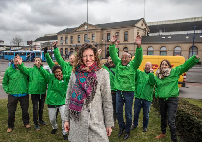 Sylvana Rikkert met haar partijleden na de spectaculaire verkiezingswinst bij de gemeenteraadsverkiezingen in maart 2018.