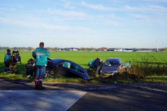 Hulpverleners ontfermen zich over de inzittenden van de auto's in Rouveen.