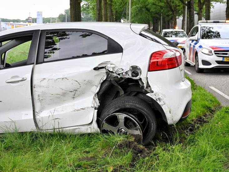 Bestuurder gewond naar het ziekenhuis door botsing in Tilburg, flinke schade aan auto’s