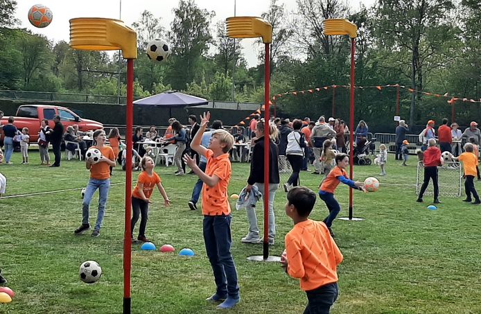 Korfballen tijdens de spektakelmiddag in Heeze.