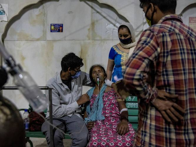Harde beelden uit India: Zonen vervoeren dode moeder op brommer, man draagt overleden vrouw te voet naar crematorium