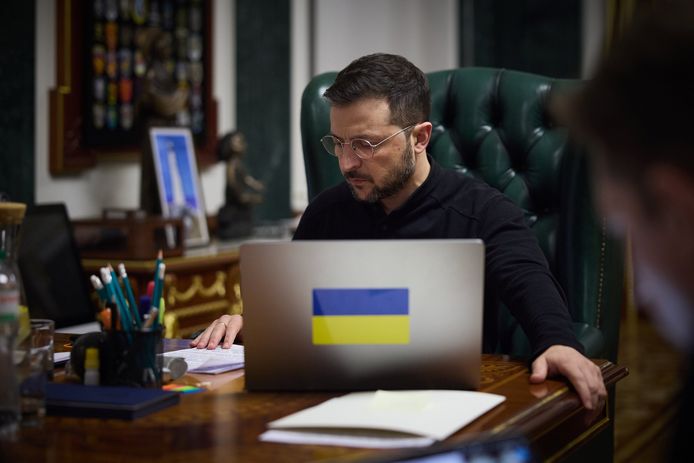 Le président ukrainien Volodymyr Zelensky a eu la possibilité d'être évacué au début de la guerre, mais il a refusé.