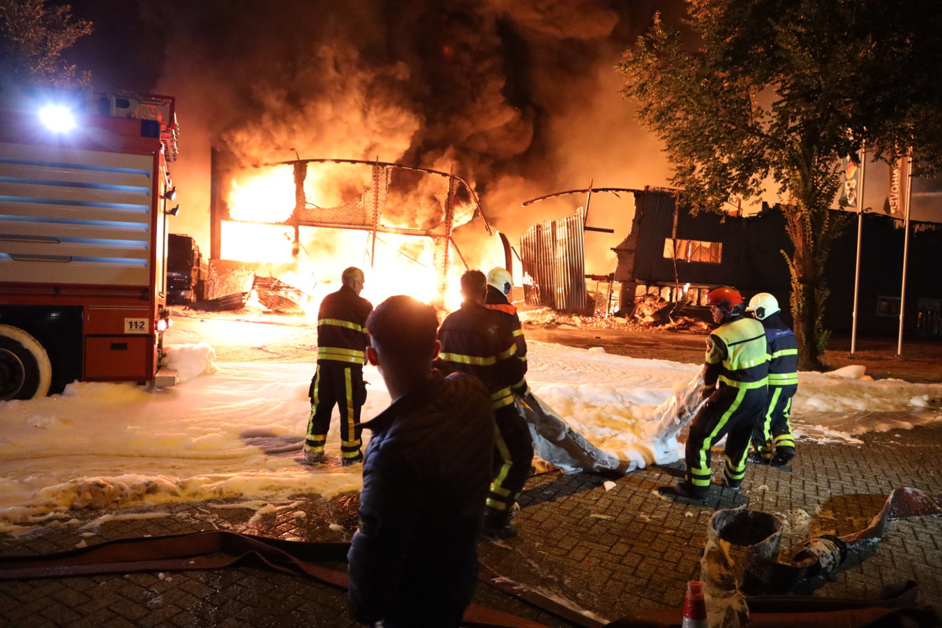Zeer grote brand bij bedrijven Kraaiven Tilburg