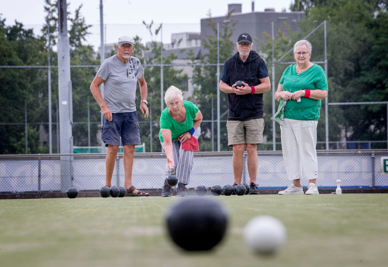 in het midden van niets als Defecte Een soort curling maar dan met ballen: 'Bowls is voor veel mensen een heel  geschikte sport' | Foto | bd.nl