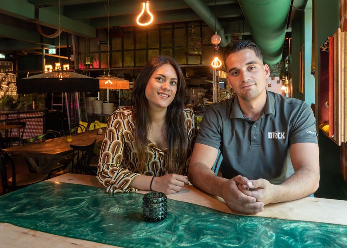 Luc Dielissen en zijn vrouw Maesa runnen samen restaurant Dikke Dirck in Amersfoort, en kunnen nu eindelijk personeel selecteren: ,,Als mensen horen wat ze verdienen, staan ze met hun oren te klapperen.’’