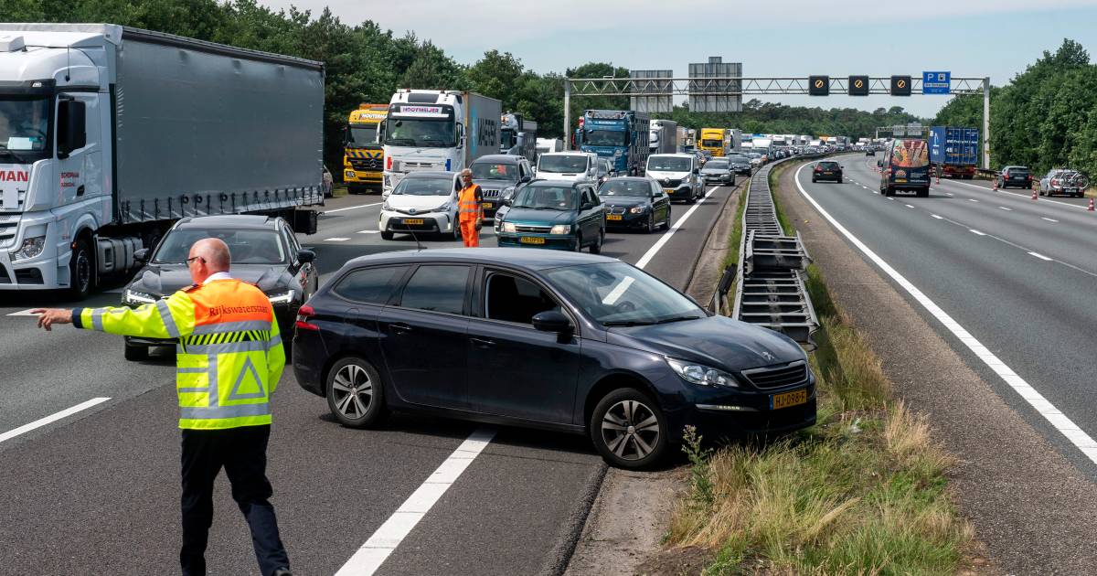 Avondspits knel: A50 Apeldoorn-Arnhem loopt vol door zwaar ongeval op A12.