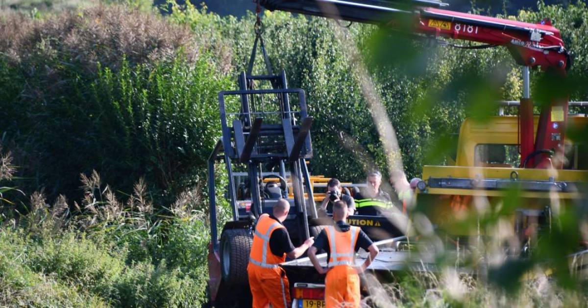 De Kortedijk en Noodpolderdijk zijn afgezet voor de hulpdiensten en nader onderzoek.