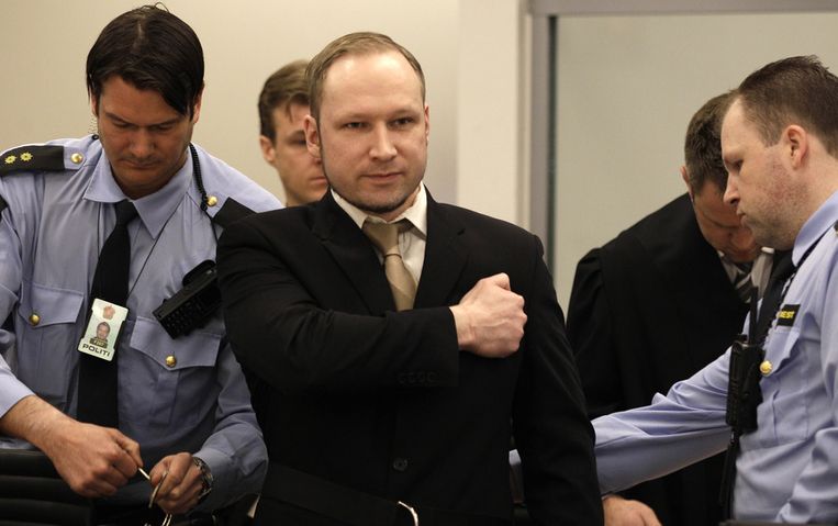 Amper uit de boeien maakte Breivik een extreem-rechts gebaar. Beeld AP