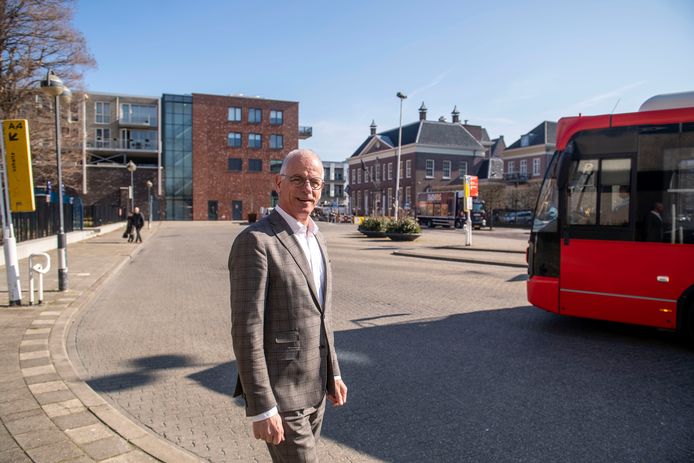 Wethouder Jan Martin van Rees is blij dat de ‘steenmassa’ bij het busstation aan de Wierdensestraat op de schop gaat.