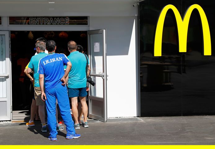 Een sportman uit Iran neemt plaats in de rij voor de McDonald's in het Olympisch dorp in Rio de Janeiro.