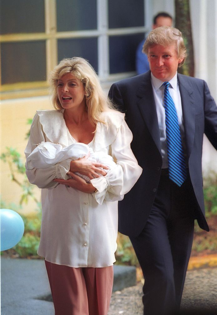 14 oktober 1993: Marla Maples en Donald Trump verlaten het St. Mary's Hospital in West Palm Beach (Florida) met hun pasgeboren dochtertje Tiffany.