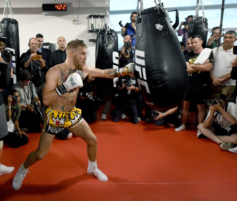 McGregor verkoopt veel show voor de camera's maar experts hebben hun twijfels over de bokscapaciteiten van de Ier. Beeld AFP