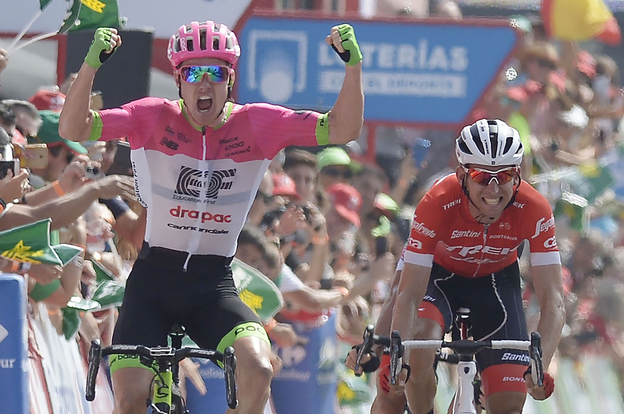 Simon Clarke (links) klopt Bauke Mollema in de sprint. Beeld AFP