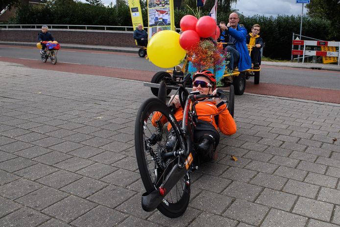 Een ereronde door haar dorp Westerhaar. Dat heeft paralympisch kampioen Jennette Jansen wel verdiend.