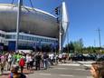 Supporters lopen naar het stadion.