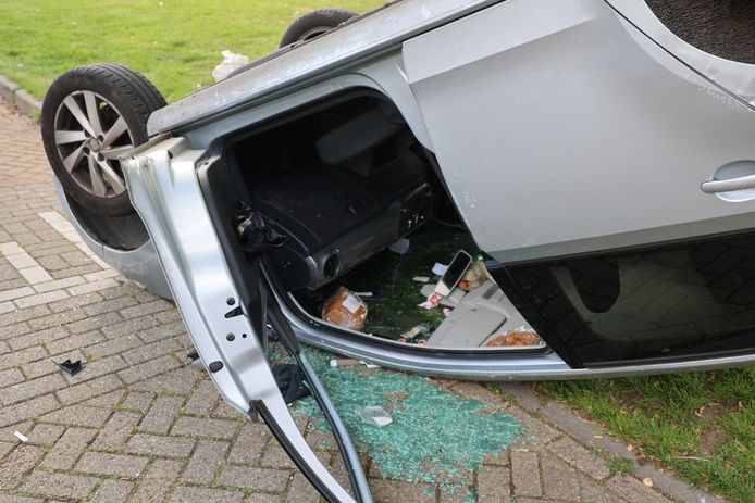 Een botsing tussen twee auto's op de Stationslaan in Waspik.