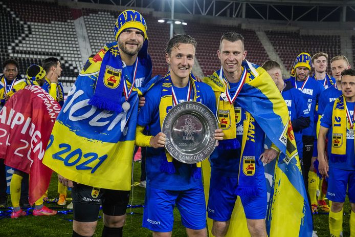 Keeper Sonny Stevens, aanvoerder Erik Schouten en spits Robert Mühren met de kampioensschaal.