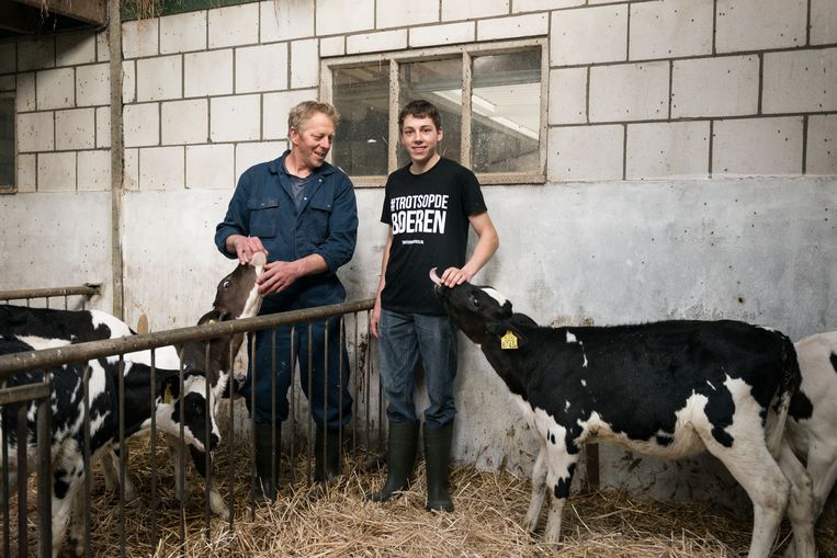 Wilbert van Rossum (19 jaar) en zijn vader. Wilbert twijfelt of hij het bedrijf van zijn vader, met tachtig melkkoeien, wil overnemen. Beeld Eva Faché