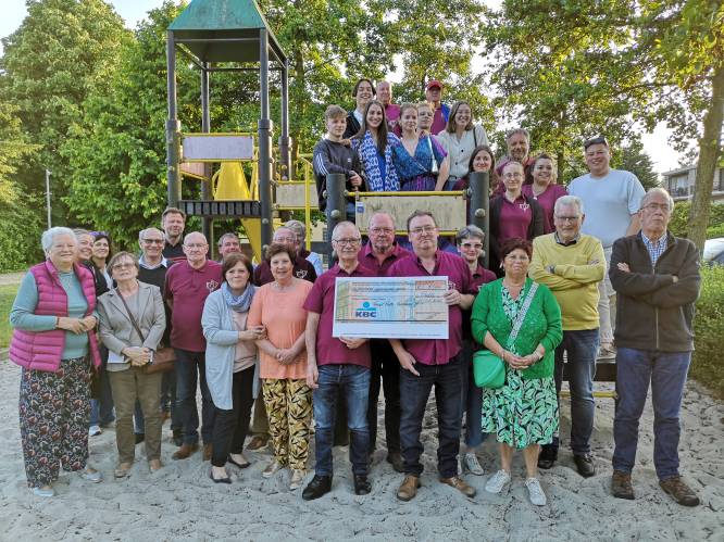 Na succesvolle reeks voorstellingen schenkt toneelkring 5.500 euro aan zeven goede doelen
