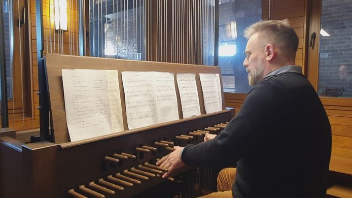 Beiaardier Luc Dockx speelde een uur lang liederen voor Oekraïne. Beneden aan de kerk werd een vredescirkel gevormd