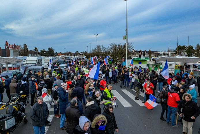 Deelnemers van het Franse vrijheidskonvooi verzamelen in Rijsel om eventueel door te rijden naar Brussel.