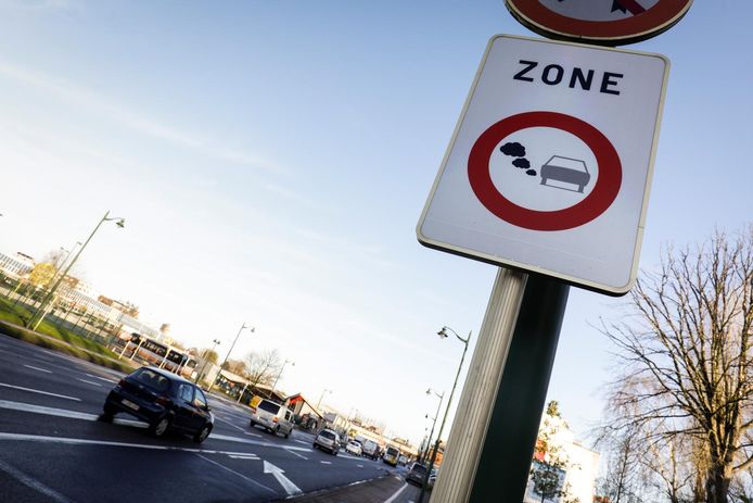 Depuis le 1er janvier, les véhicules diesel de norme Euro 4 ne peuvent plus circuler sur le territoire de la Région bruxelloise. Depuis 2018 et l’instauration de la zone de basses émissions (LEZ), les véhicules les plus polluants sont progressivement bannis des routes de la capitale.