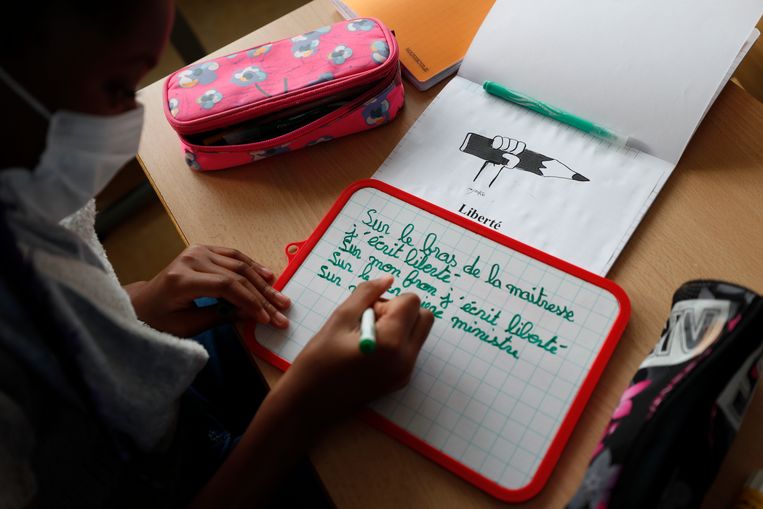 Het meisje is een van de schoolkinderen in Straatsburg die les krijgen in de regels voor vrijheid van meningsuiting en scheiding van kerk en staat.  Beeld AP