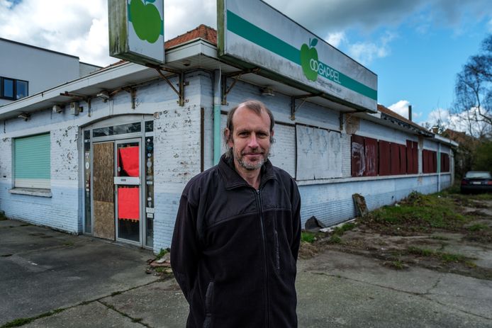 Herman Bruyns aan zijn handelspand, dat de gemeente wil onteigenen
